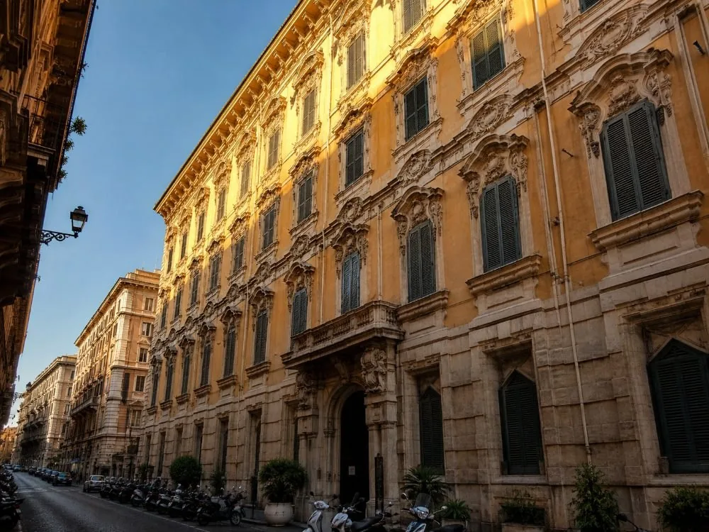 Die Rokoko-Hauptfassade des Palazzo Doria Pamphilj an der Via del Corso, 1734 von Gabriele Valvassori umgebaut.